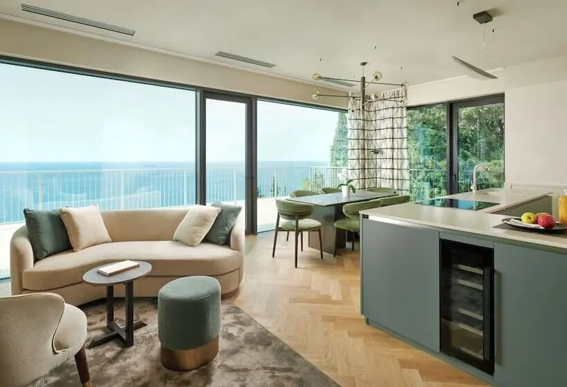 2 Bedrooms Suite Sea View, Maximilian Suites