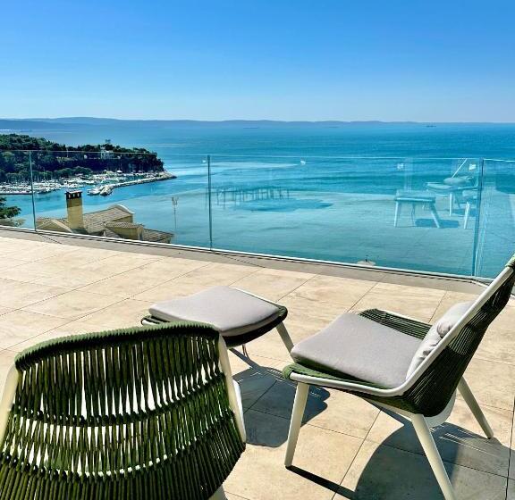 جناح إدارى مطل على البحر, Maximilian Suites