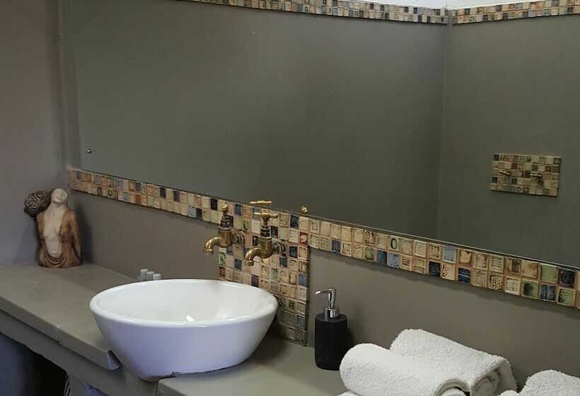 标准工作室, Hornbill House