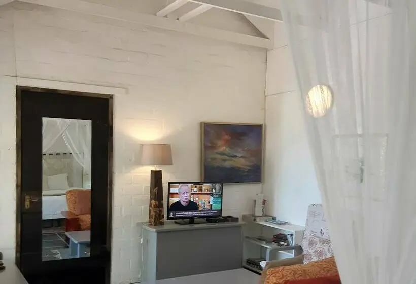 استودیوی استاندارد, Hornbill House