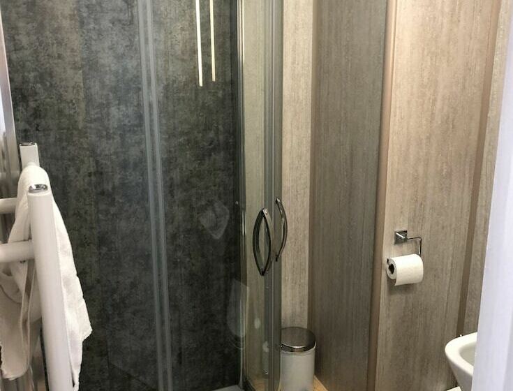 اتاق استاندارد سه نفره, The Queens Head