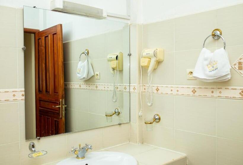 اتاق خانوادگی, Amazone Hotel Tulear