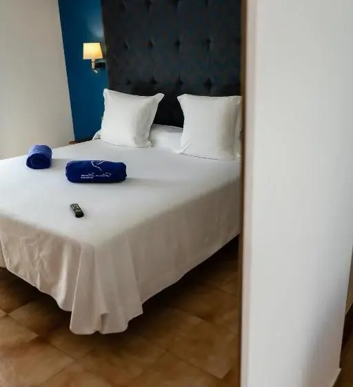 سوییت, Paloma Blanca Boutique