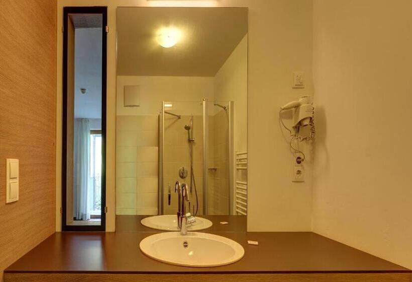 جناح جونيور مزوَّد بشرفة, Steinhauswirt