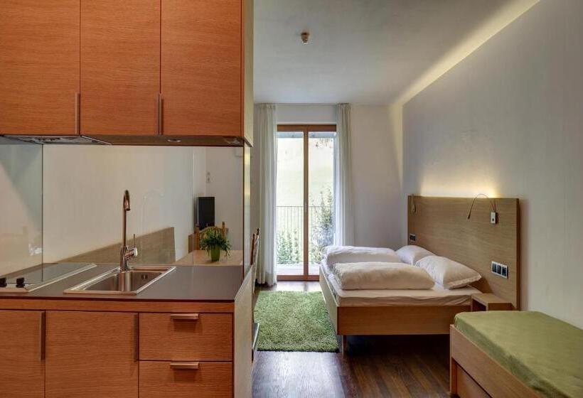 جناح جونيور مزوَّد بشرفة, Steinhauswirt