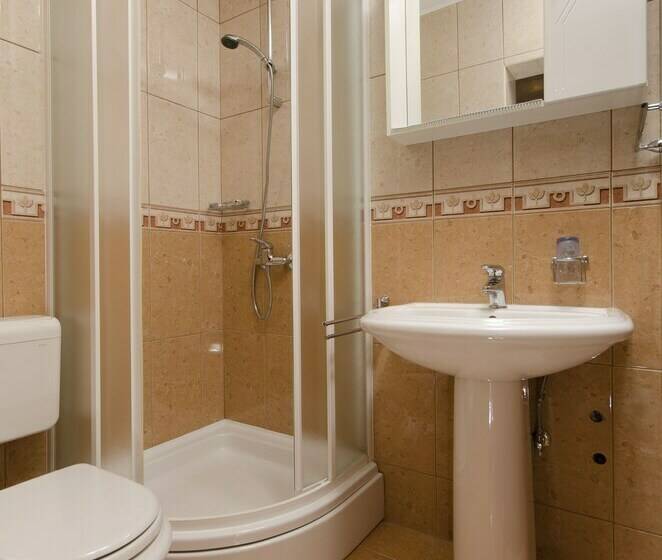 إستوديو قياسى مطل على البحر, House Topic