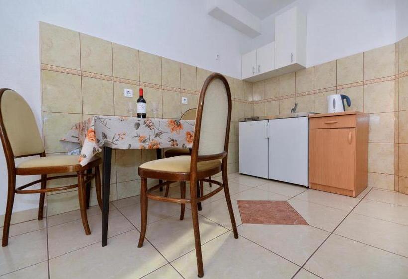 إستوديو قياسى مطل على البحر, House Topic