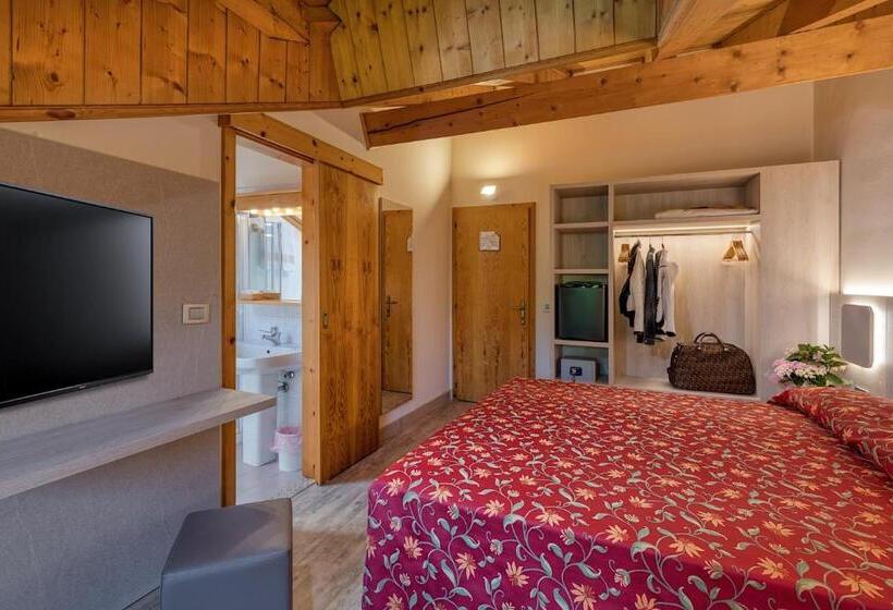 חדר סטנדרט לשלושה, Aurora