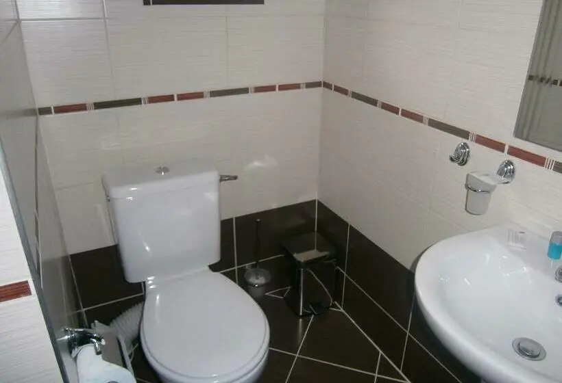 Standard Yhden Hengen Huone, Evia