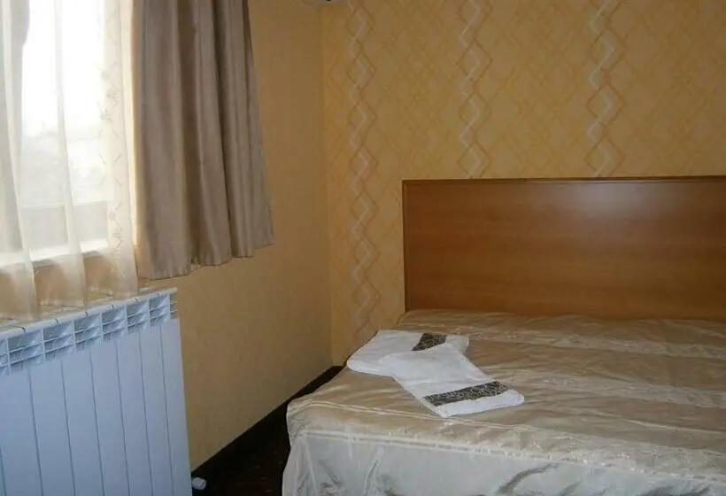 Standard Yhden Hengen Huone, Evia