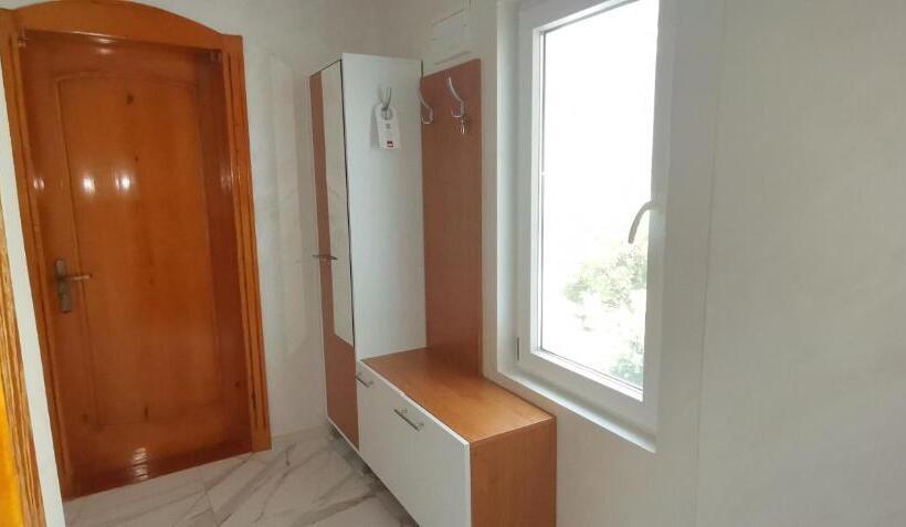 四人豪华间, Jeweller