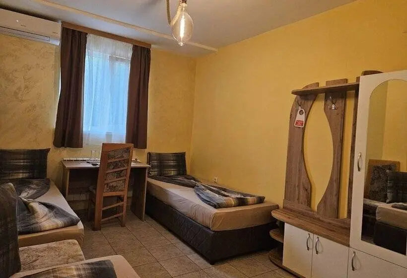 Economy Triple Room, Jeweller