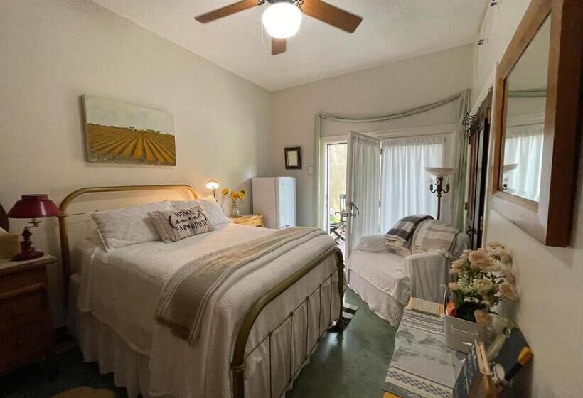 Люкс Вид на Бассейн, The Rivery Retreat, Choose From Luxury Guesthouse Cabin Or Suite In Lake Austin Hill Country