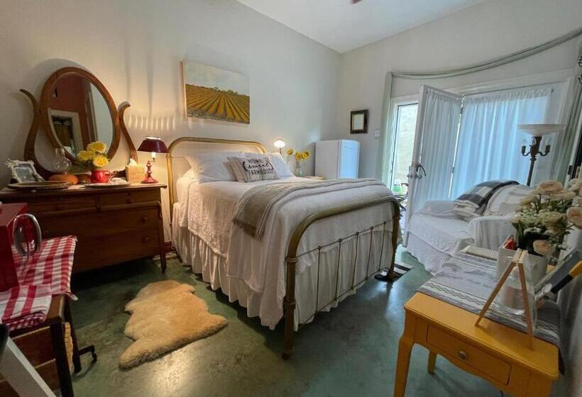 Люкс Вид на Бассейн, The Rivery Retreat, Choose From Luxury Guesthouse Cabin Or Suite In Lake Austin Hill Country