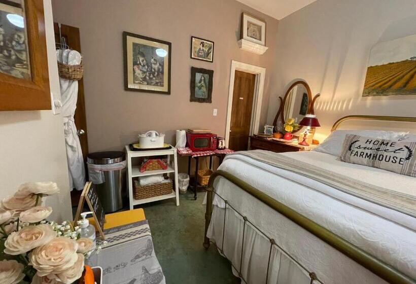 Люкс Вид на Бассейн, The Rivery Retreat, Choose From Luxury Guesthouse Cabin Or Suite In Lake Austin Hill Country