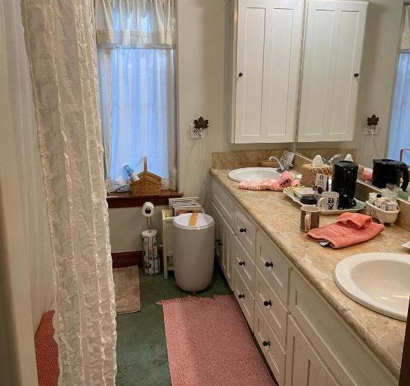 Люкс Вид на Бассейн, The Rivery Retreat, Choose From Luxury Guesthouse Cabin Or Suite In Lake Austin Hill Country