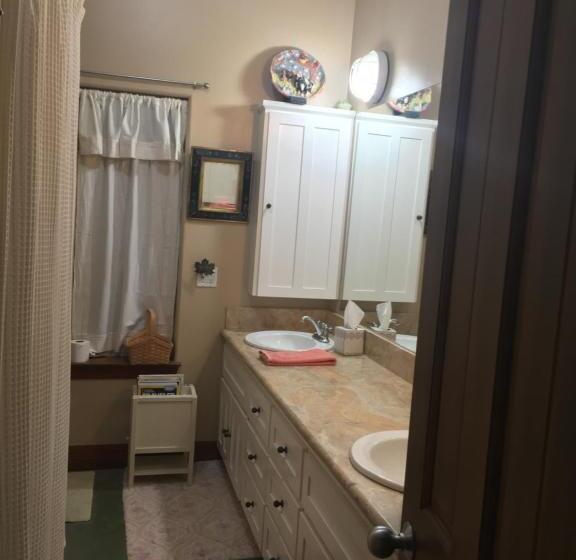 Люкс Вид на Бассейн, The Rivery Retreat, Choose From Luxury Guesthouse Cabin Or Suite In Lake Austin Hill Country