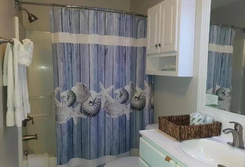 Suite Queen Bed, Sandpeddler Inn And Suites