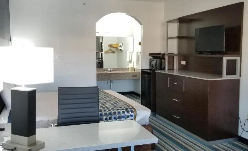 キングサイズベッドのスイートルーム, Homebridge Inn And Suites