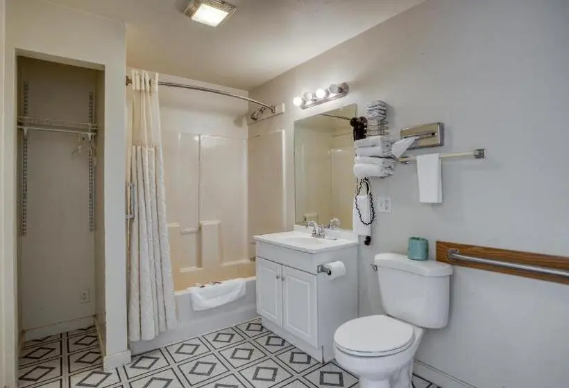 身障者適用キングサイズベッドルーム, OYO Hotel Heber Springs Lakeside