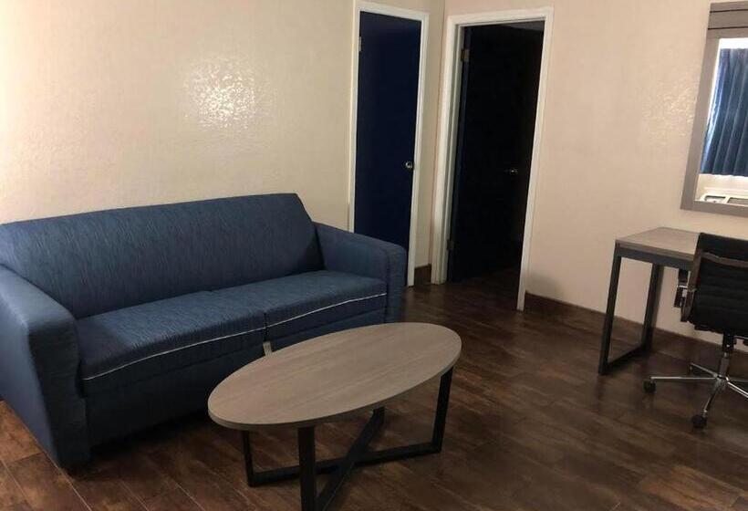 Люкс Deluxe Кровать Кинг, Travelers Inn & Suites