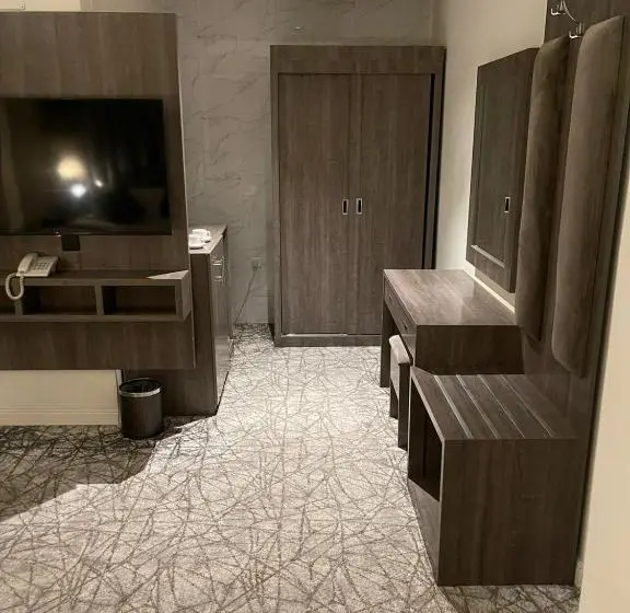 استودیوی استاندارد, فندق سفن جاردنز   المطار