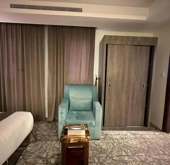 استودیوی استاندارد, فندق سفن جاردنز   المطار