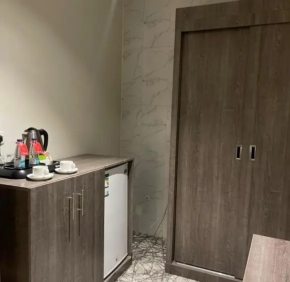 استودیوی استاندارد, فندق سفن جاردنز   المطار