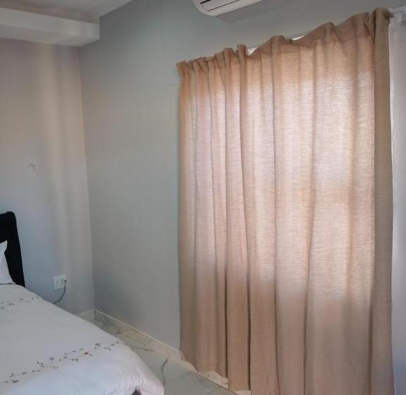 اتاق لوکس, Hills B&b Tsumeb