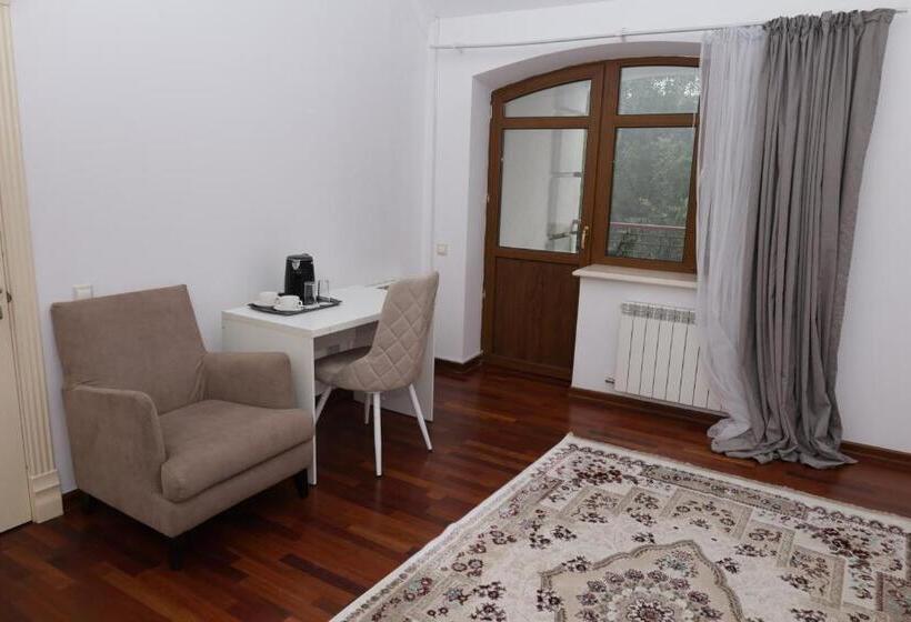 اتاق استاندارد با سرویس بهداشتی مشترک, Five Villas