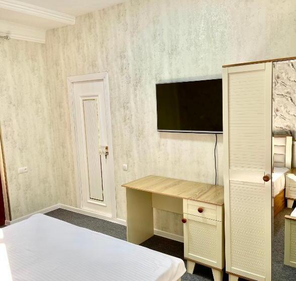 חדר סטנדרט לשלושה, Hayati