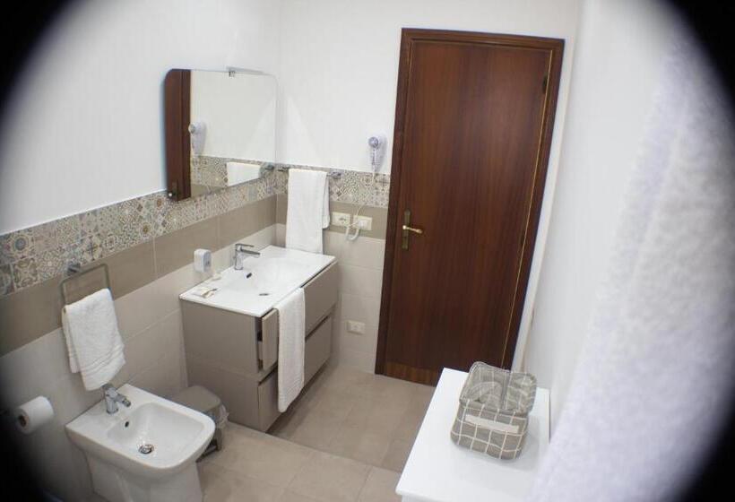 اتاق استاندارد چهارنفره با سرویس بهداشتی مشترک, Skurà   Holiday Rooms