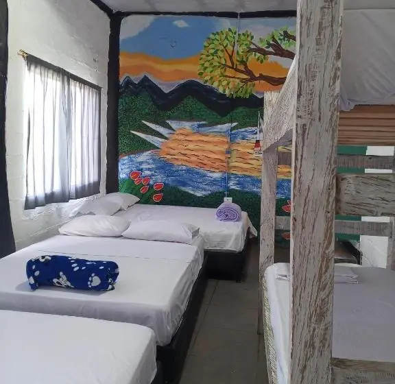 اتاق خانوادگی, Colors Fantasy Guatape Backpackers And Travellers