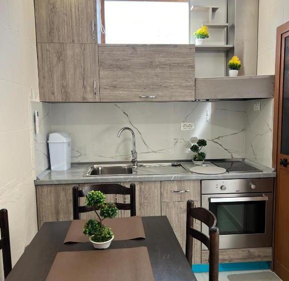 شقة غرفة واحدة, Coral Home