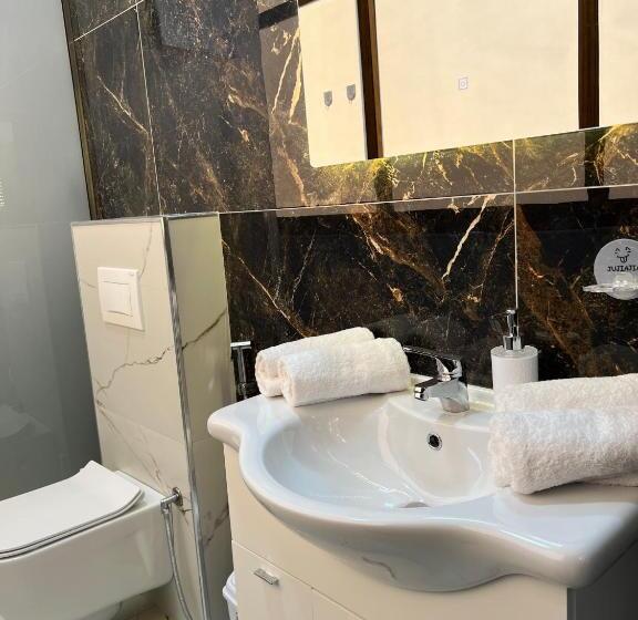 شقة غرفة واحدة, Coral Home