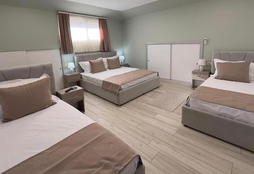 غرفة قياسية رباعية, Coral Home