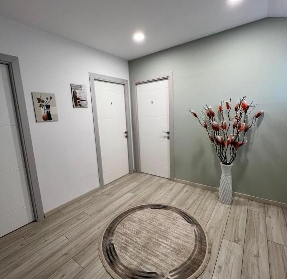 غرفة قياسية رباعية, Coral Home