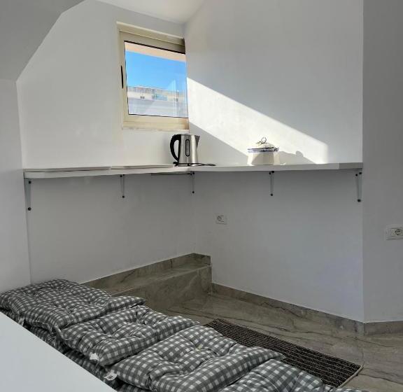 غرفة قياسية رباعية, Coral Home