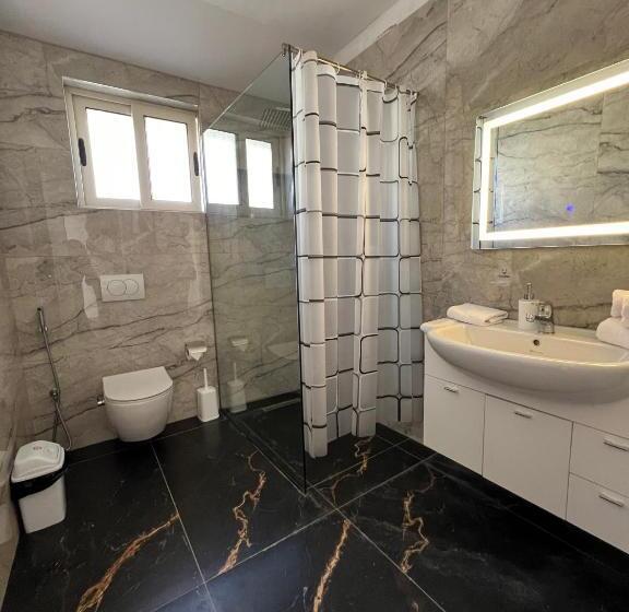 غرفة قياسية رباعية, Coral Home