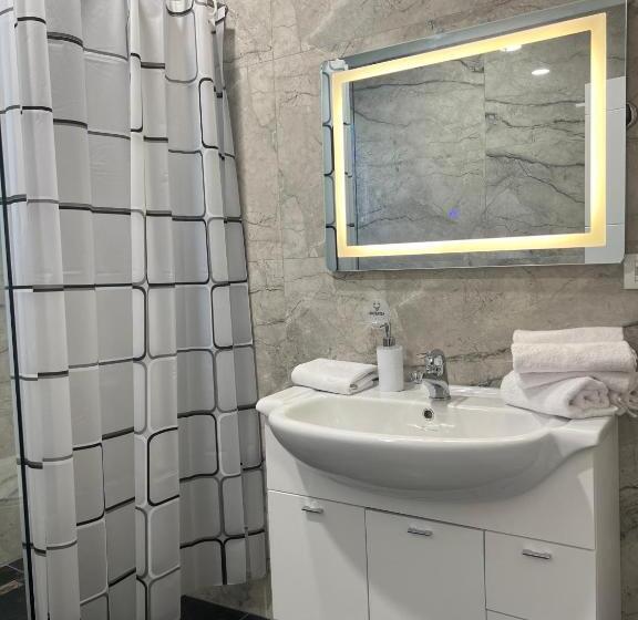 غرفة قياسية رباعية, Coral Home