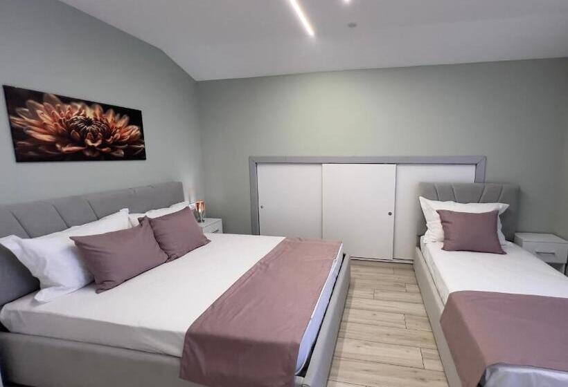 غرفة قياسية ثلاثية, Coral Home