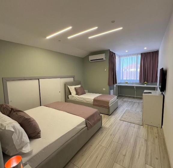 غرفة قياسية ثلاثية, Coral Home