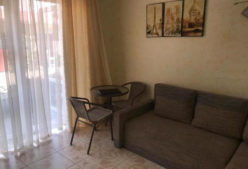 اتاق استاندارد چهارنفره با بالکن, Aura