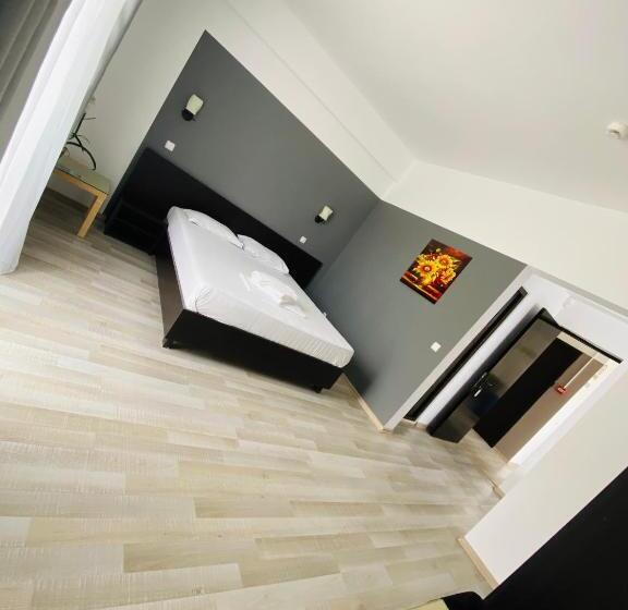 סוויטה עם מרפסת, Blue Wave