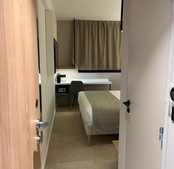 Номер Стандарт Трехместный, Hôtel Le Relais Des Brasseurs   Aubagne