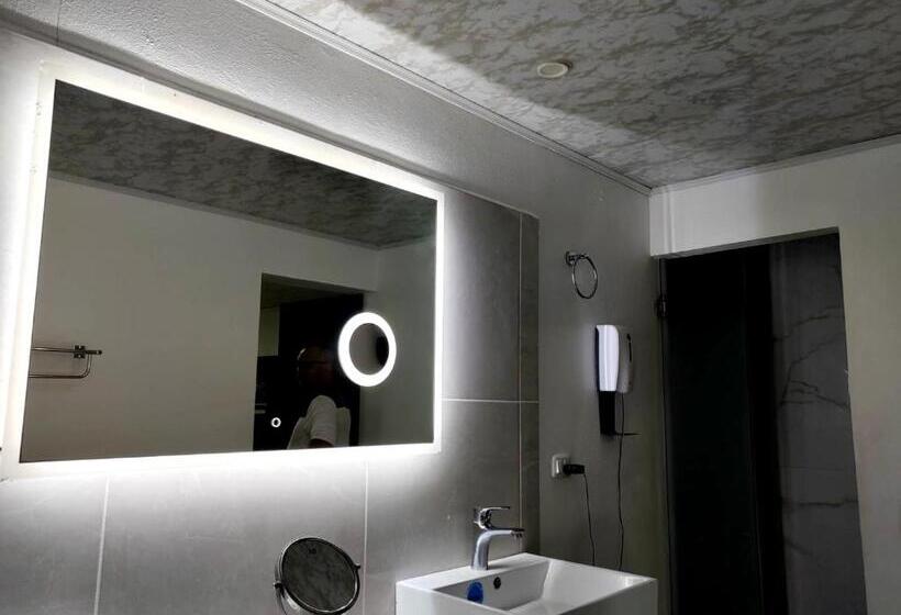 חדר פרמיום לארבעה, Nature