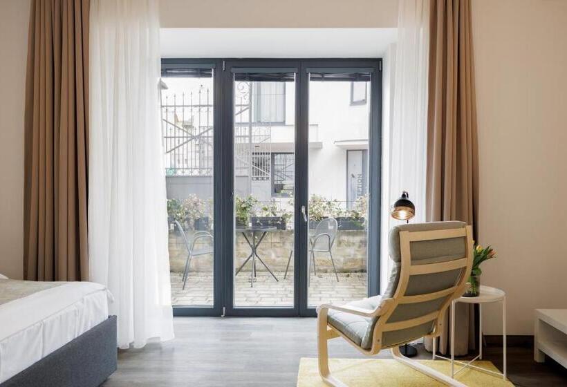 标准工作室带阳台, River Apartments