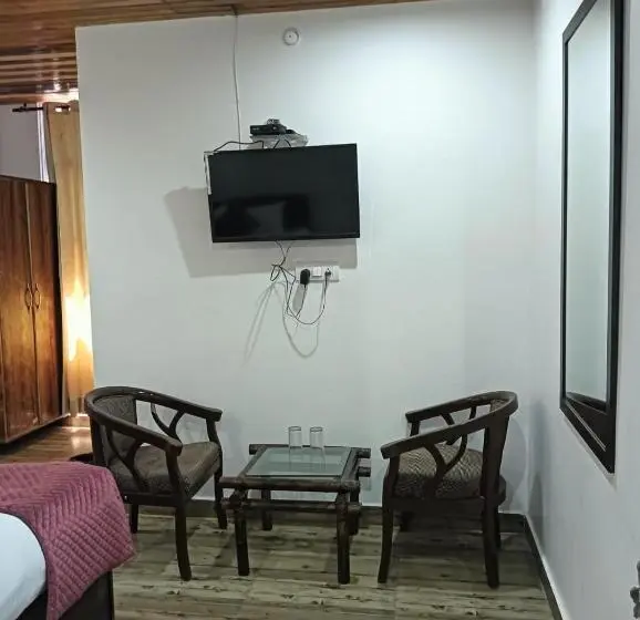 Perhehuone, Kasauli Times