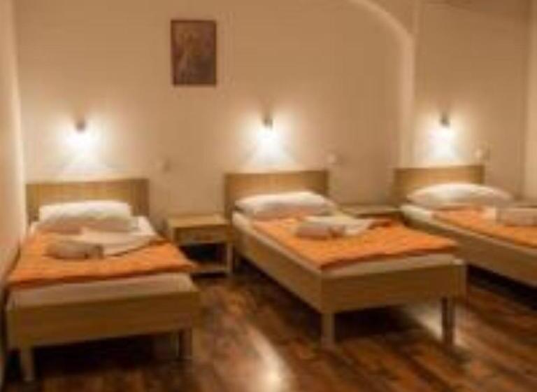 اتاق خانوادگی, Holy