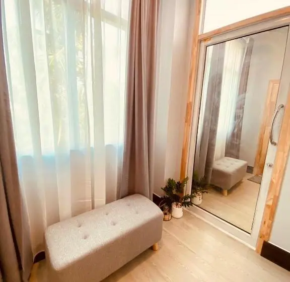 اتاق خانوادگی, Triple J Hotel Trang